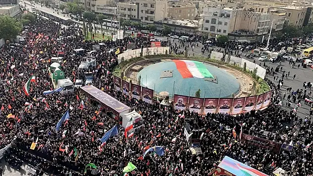 Bilim insanları için Tahran'da cenaze törenleri düzenlendi