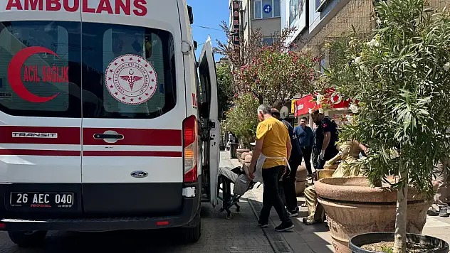 Bir anda yere yığılan vatandaş hastaneye kaldırıldı