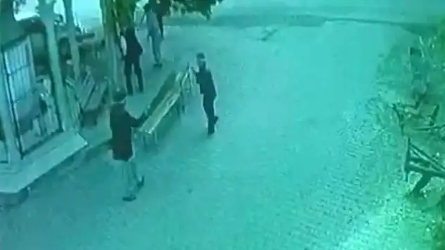 Bir elinde baston diğer elinde silahla köylülere kabusu yaşattı