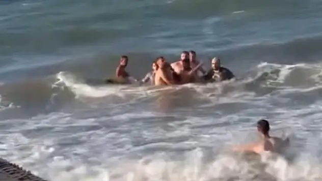 Boğulmak üzere olan genç kurtarıldı