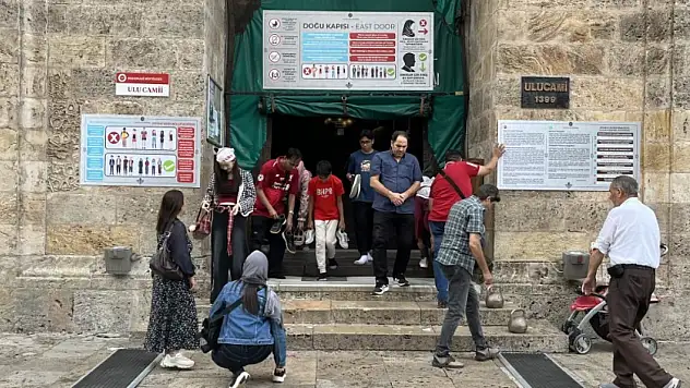 Camiye gelen turiste kıyafet desteği