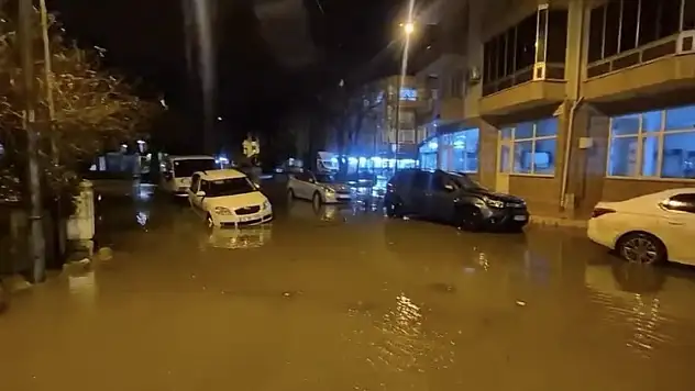 Çanakkale'de Sağanak Sonrası Sokaklar Göle Döndü