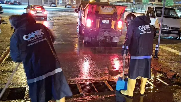 Canik Belediyesi ekiplerinden sağanak yağış mesaisi