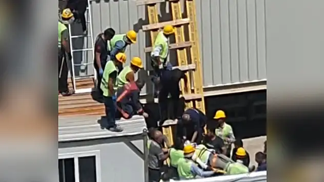 Çengel, inşaat işçisinin üzerine düştü