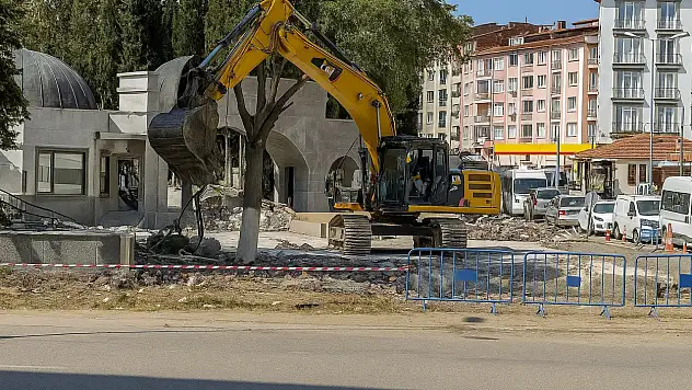 Çevre düzenlemesi adıyla ağaçları tahrip ettiler