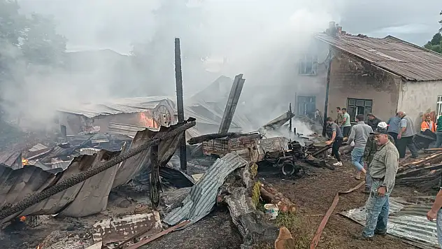 Çıkan yangında ev ve ahır hasar gördü