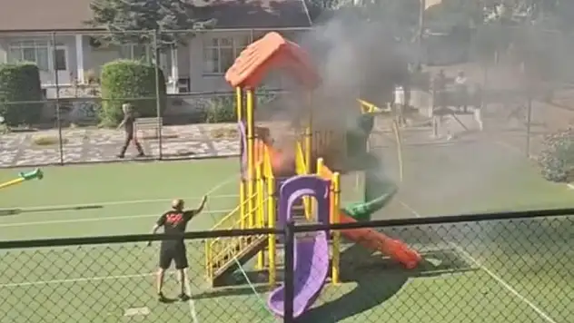 Çocuk parkında korkutan yangın