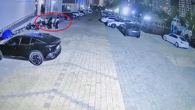 Çocuklar arasındaki kavgaya silahla müdahale kamerada