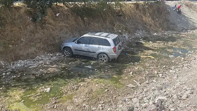 Çocukların el frenini indirdiği otomobil dereye uçtu