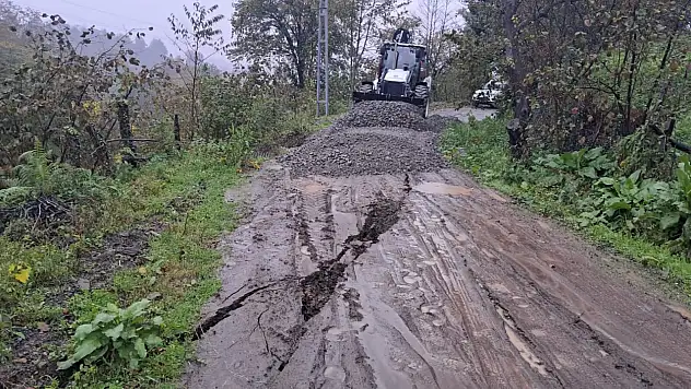Çöken yol kısa sürede onarıldı