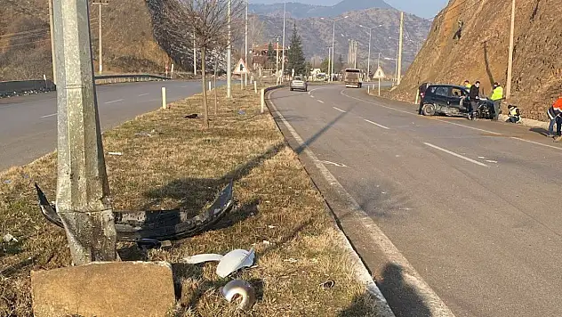 Çorum'da aydınlatma direğine çarpan otomobildeki 3 doktor yaralandı