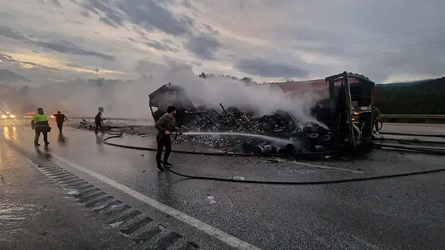 Çorum'da seyir halinde alev alan tır kullanılamaz hale geldi