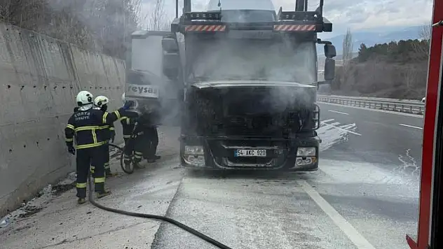 D100 Karayolunda Çekici Alev Aldı