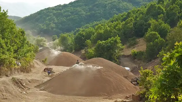 Dağlarda mangal kömürü üretimi