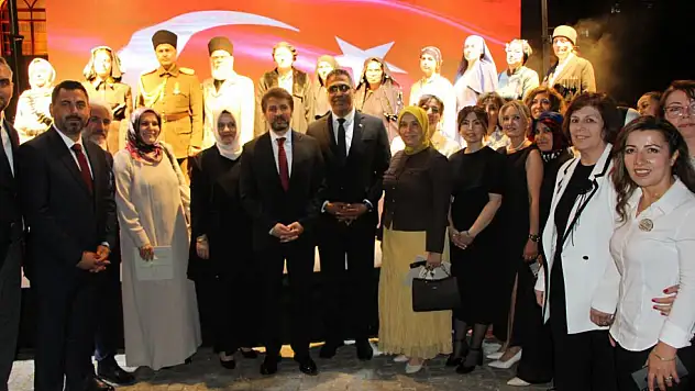 Defilede mankenlik yaptılar