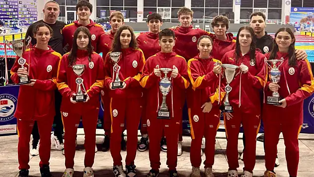 Denizlili sporcu yüzmede üç Türkiye rekoru kırdı