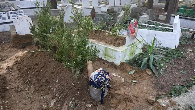 Depremde kayboldu, ailesinin yanına defnedildi