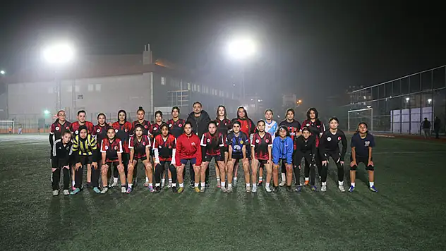 Depremin izlerini futbolla sildiler