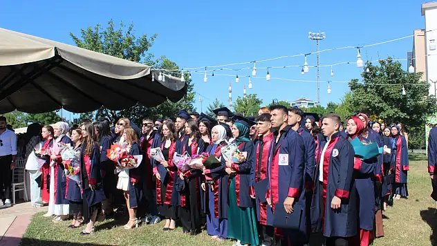 Dereceye giren öğrencilere altın ödül