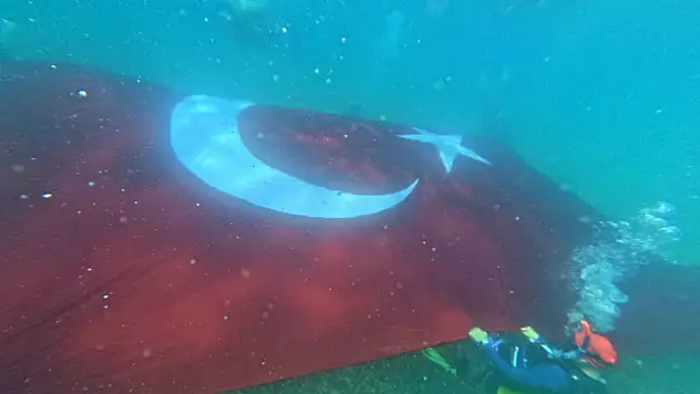 Dev Türk Bayrağı dalgalandı