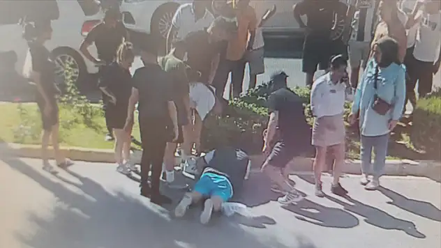 Devrilen motosikletin sürücüsüne, ilk yardım vatandaşlardan