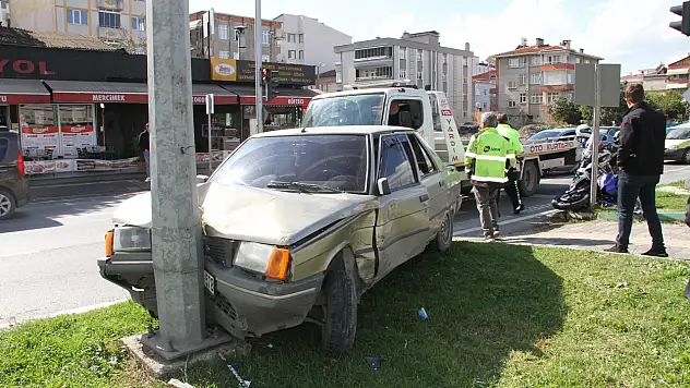 Direksiyon hakimiyetini kaybetti, elektrik direğine çarparak durabildi