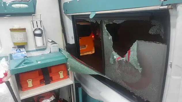 Diyarbakır'da iki ambulans taşlandı