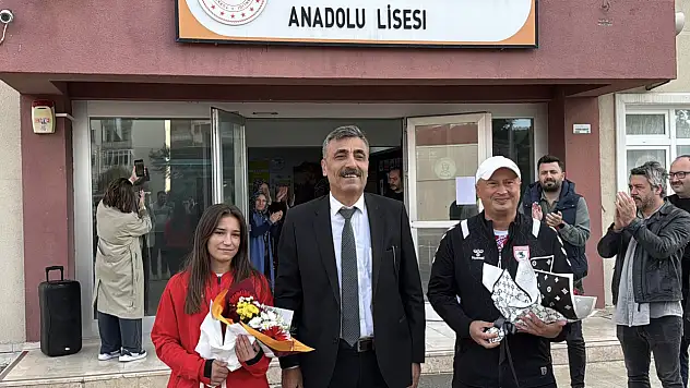 Dünya Üçüncüsü Samsun'daki Okulunda Çiçekle Karşılandı