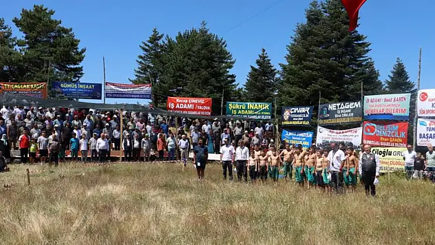 Dürtmen Yayla Şenliği'nde 200 Güreşçi Kıyasıya Yarıştı