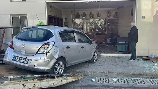 Edirne'de otomobil fırına girdi: 4 yaralı