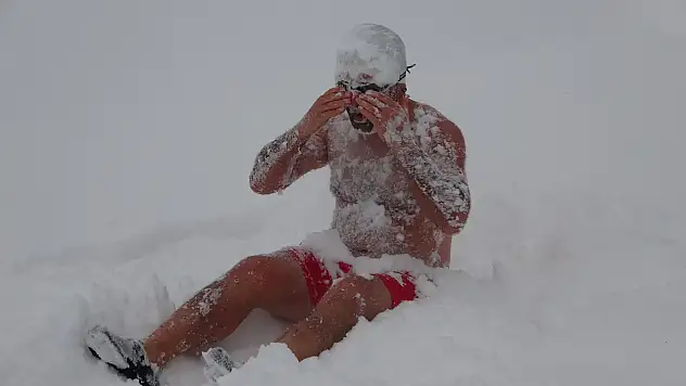 Eksi 8 derecede kar banyosu şovu