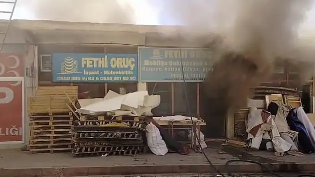 Elazığ'da Çatı Yangını İş Yerine Sıçradı