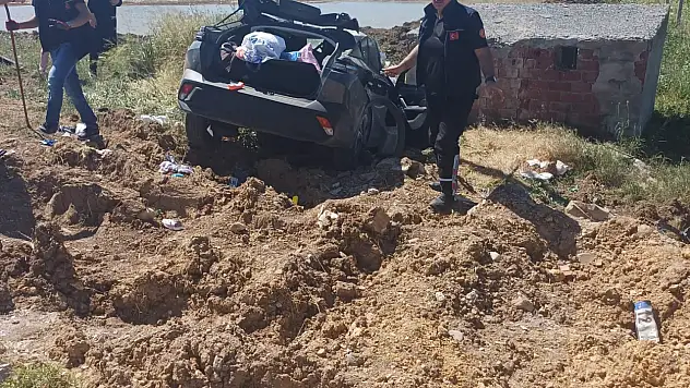 Elazığ'da otomobil şarampole uçtu