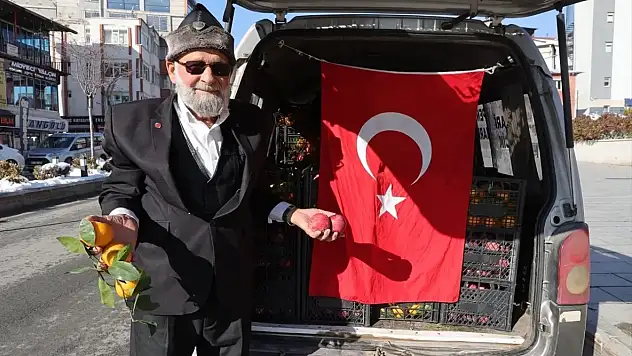 'Elmacı Dede' Hakkari'deki askerlere elma ve mandalina getirdi
