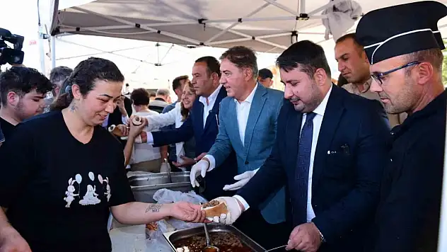 Emir Can İğrek'e kavun ikramı