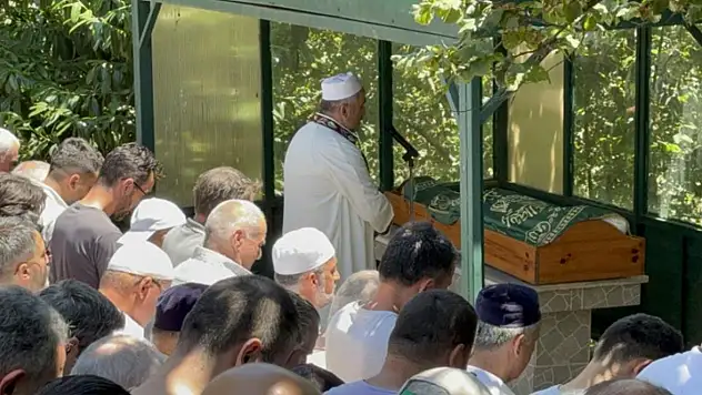 Engelli kızını kurtarmak isterken boğuldu