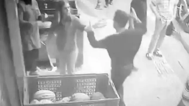 Eski kız arkadaşına çalıştığı markette saldırdı