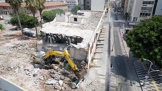 Eski öğretmenevi yıkıldı