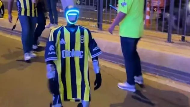 Fenerbahçe formasıyla gezen robot görenleri güldürdü