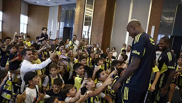 Fenerbahçeli futbolcular çocuklarla buluştu