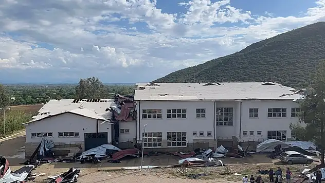 Fırtına da 2 okulun çatısı uçurdu