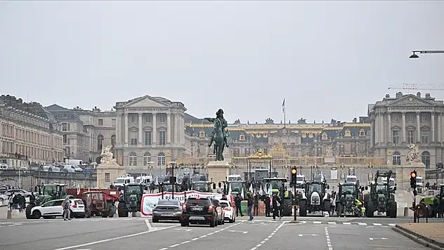 Fransız çiftçiler, Versay Sarayı'nın önünde eylemde