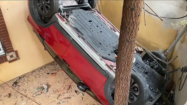 Fren yerine gaza basan sürücü bahçeye uçtu