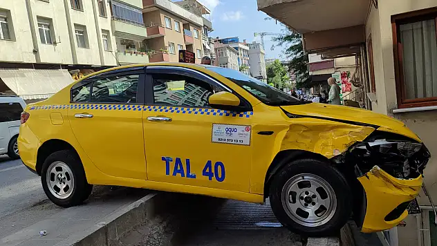 Freni boşalan taksi apartmanın korkuluklarına çarparak durabildi