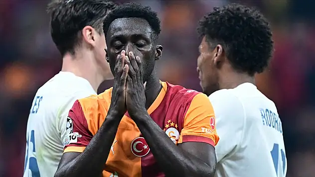 Galatasaray'da en çok kart gören oyuncu Davinson Sanchez oldu
