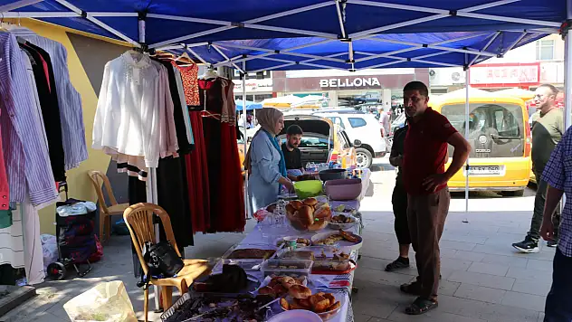 Gazze yararına yardım kermesi düzenledi
