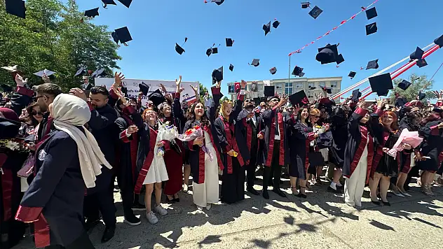 Geleceğin iletişimcileri kepleri attılar