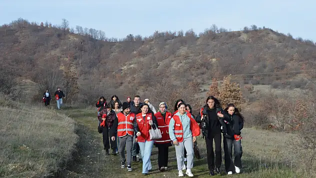 Genç Kızılay gönüllüleri Havza'da fidan dikti