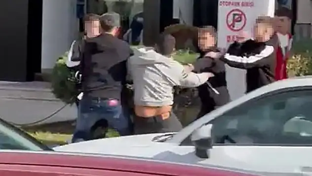 Gençler arasında çıkan kavgada tekme ve yumruklar havada uçuştu
