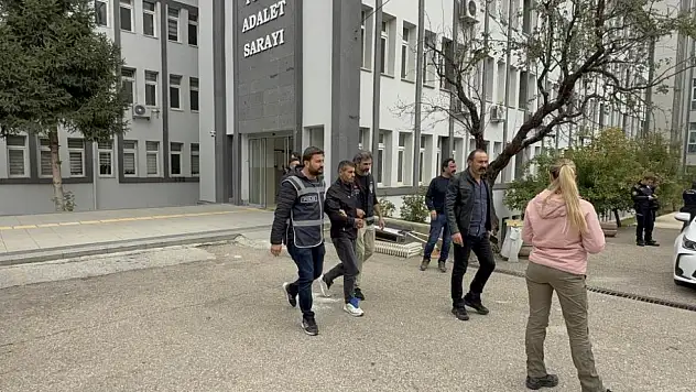 Gerçek polisler sahte polisi kıskıvrak yakaladı